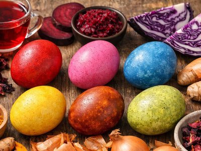 6 швидких та натуральних способів фарбування великодніх яєць
