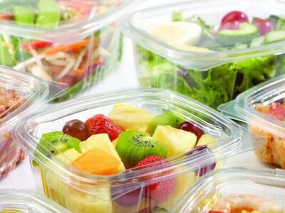 Прихована загроза у вашому холодильнику: як звичайний пластик перетворює корисну їжу на розсадник бактерій