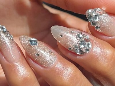 Квітковий манікюр із стразами у стилі Кайлі Дженнер: яскравий весняний тренд