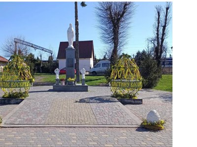 У центрі Красного розквітла «Великодня алея»: громада презентувала великодню інсталяцію