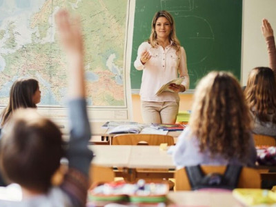 Українка розповіла, скільки заробляють педагоги в Ірландії та чому там невигідно працювати вчителем. Інфографіка