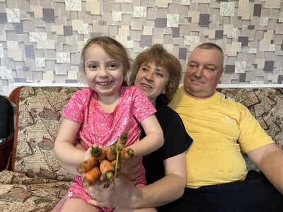 Взяли під опіку трьох онучок: донька померла в Німеччині під час операції