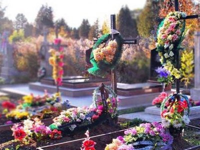 Киян просять переглянути традицію - що не так зі штучними квітами