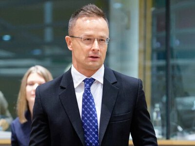 Після несподіваного зникнення: Сіярто знайшовся – він знищує документи у шредері