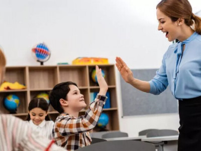 Вчителям знову підвищать зарплати: що зміниться вже з вересня