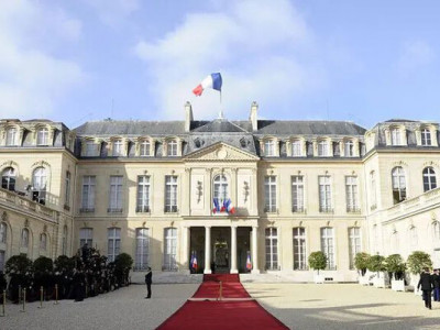  Поліцейським не вдалося провести обшук у Макрона: що сталося 