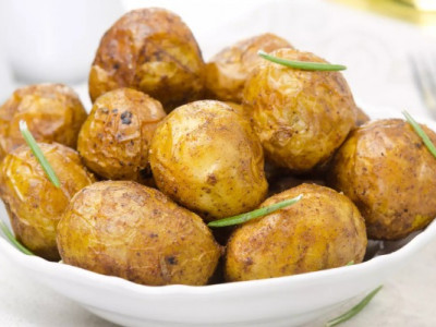 Хрустка зовні, ніжна всередині: секрет печеної картоплі