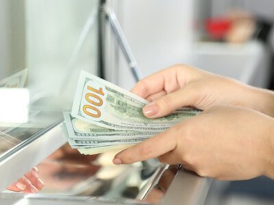 Українцям масово відмовляють в обміні доларів: що відбувається?