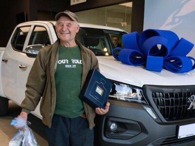 Переселенцю з Донеччини, який віз «усе життя в машині», подарували новий пікап