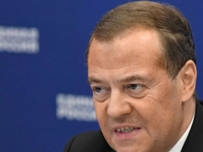 Медведєв долучився до створення шкільних підручників у РФ