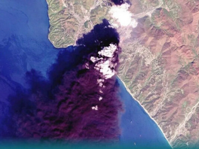 У Туапсе після удару по нафтобазі спалахнула масштабна пожежа, яку видно з космосу