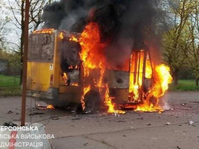 Росіяни зранку вдарили по маршрутці в Херсоні, в області через обстріли поранені двоє літніх чоловіків