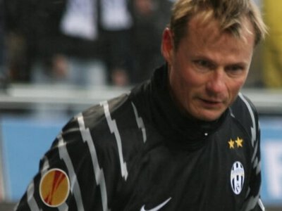 Трагедія у футбольному світі: ексгравець Арсенала та Ювентуса загинув у ДТП з потягом (Відео)