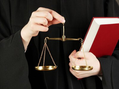 Ексчиновницю з Києва засудили до 7 років за закупівлі для укриттів, але вона перебуває за кордоном