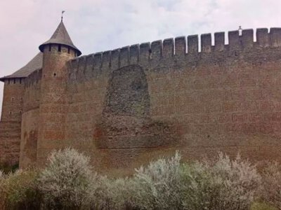 У ДСНС розповіли подробиці про обвал стіни Хотинської фортеці