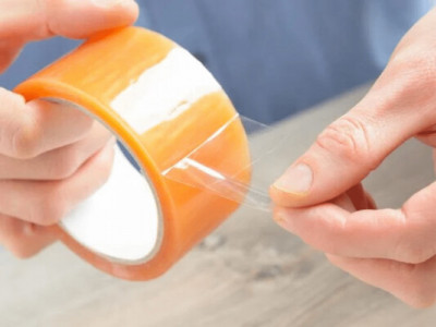 Як прибрати сліди від скотчу: дієві способи для різних поверхонь