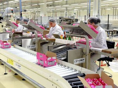 Польща масово звільняє дешевих працівників – для “красивих” звітів