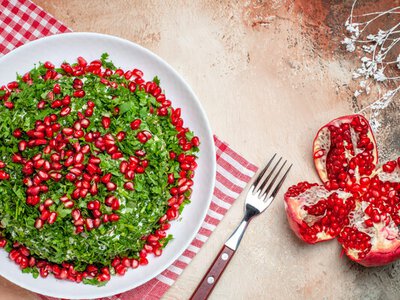 Салат з гранатом та зеленню: яскрава страва, яка прикрасить будь-який стіл