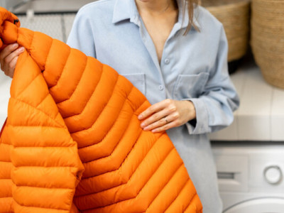 Хімчистка вдома: як випрати пуховик у пральній машині, щоб він не збився, і правильно сховати його до зими