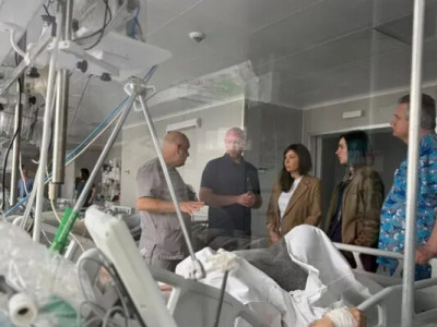 Поранений 12-річний хлопчик після теракту в Києві вперше побачився з матір’ю