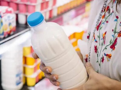 Чому магазинне молоко не псується місяцями: вся правда