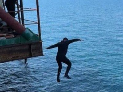 Під атакою дронів: зʼявилось відео, як Буданов стрибав у море з «вишок Бойка»