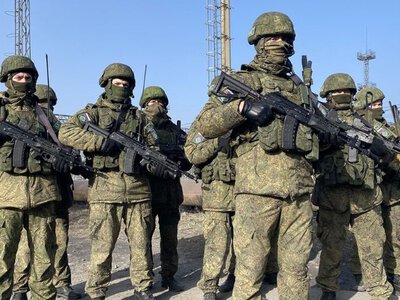 Люди тікають: у Каховці окупанти скаржиться на масові звільнення