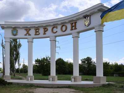 Жест вдячності: родина херсонців щодня приносить квіти до стели на в’їзді в місто