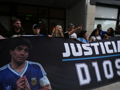 Донька Марадони звинуватила лікаря в недбалості під час суду у справі про смерть батька