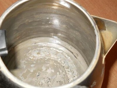 Не лише оцет і сода: як позбутися накипу в чайнику 