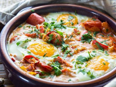 Сніданок, який закохує: весняна шакшука з фермерських продуктів