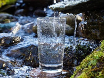 Чим небезпечно пити воду з природних джерел?