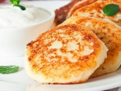 Ці не розлізуться й не пригорять: готуємо ідеальні сирники без борошна і манки