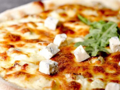  Смачна апетитна домашня піца  “Чотири сири”