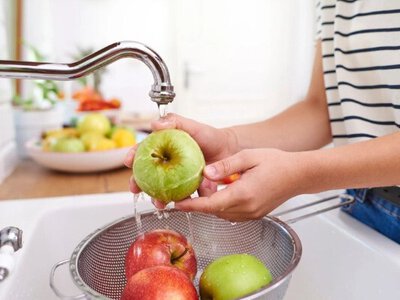 Що додати у воду, щоб вимити фрукти і овочі ефективніше