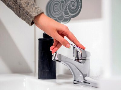 Сусідка — господинька “із досвідом”: розповіла, як захистити кран від появи нальоту. 1 перевірений спосіб