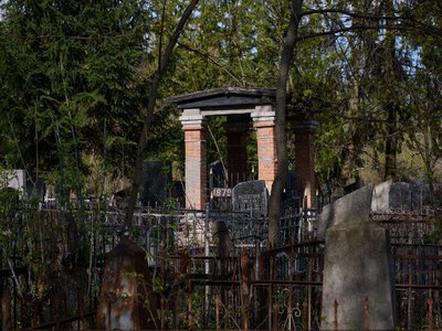 Елітні полтавські некрополі під шаром бетону або як нашу памʼять закатали в асфальт