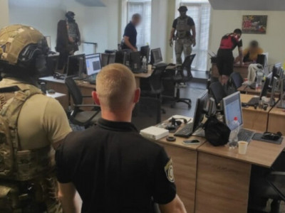 Прокуратура передала ЗСУ сотні одиниць техніки, вилученої у київських шахраїв