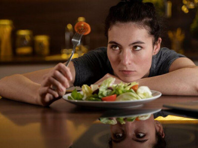 Нічний жор «вбиває» шлунок: вчені назвали годину, після якої їжа стає отрутою