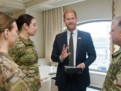 “Азовці” подарували принцу Гаррі та Меган Маркл символічні прикраси “про любов”