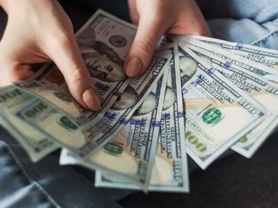 Зміна тренду: чому українці почали масово здавати долари на піку курсу