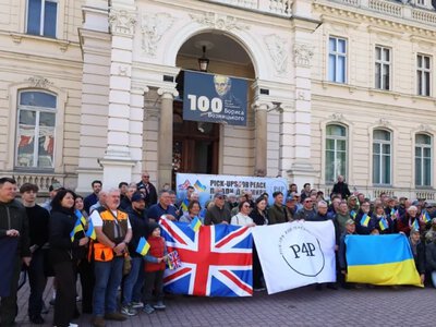 Понад 600 авто від фермерів Британії: 27-й конвой Марка Лерда вже готується до відправки на фронт