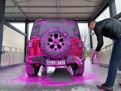 Фахівець розповів, чому на мийці самообслуговування не можна обполіскувати машину до нанесення піни