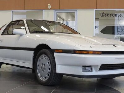 Знаменита капсула часу: на продаж виставлено культову Toyota 80-х у новому стані (ФОТО)