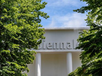 Журі Венеційської бієнале подало у відставку через скандал навколо повернення росії