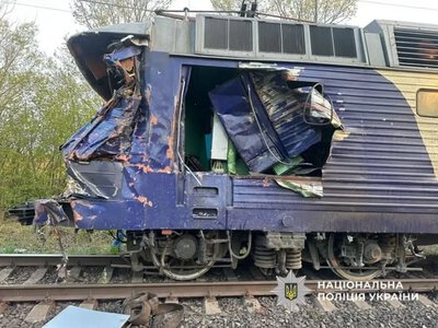 Масштабна ДТП на Стрийщині: потяг «Київ–Ужгород» зіткнувся з вантажівкою