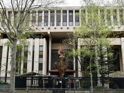 Посольству Росії у Парижі заблокували карти на бензин