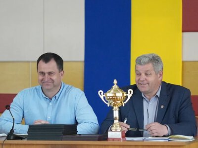 Відзначили школи, обговорили безпеку дітей, харчування та фінансову дисципліну: у Ратному відбулася нарада з освітянами