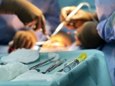 Львівські лікарі видалили жінці пухлину матки розміром з гандбольний м’яч
