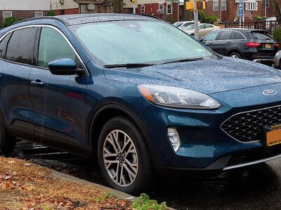 Українці масово купують вживані авто зі США: названо найпопулярнішу модель і ціни